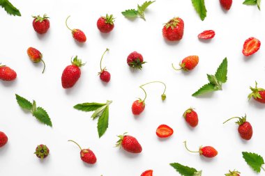 Çilek ve beyaz arka plan üzerinde izole yaprakları Gıda kompozisyonu