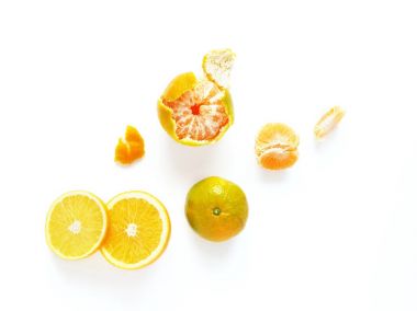 Dilimlenmiş portakal, limon, mandalina beyaz arka plan üzerinde izole Üstten Görünüm 