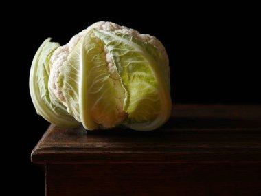 Ahşap bir masa yapraklarda ile karnabahar