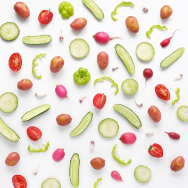 Turp, salatalık, sarımsak, biber, domates ve beyaz arka plan üzerinde izole patates ile gıda kompozisyon