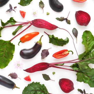Gıda kompozisyon kesilerek beetroots, fesleğen, patlıcan ve biber ile