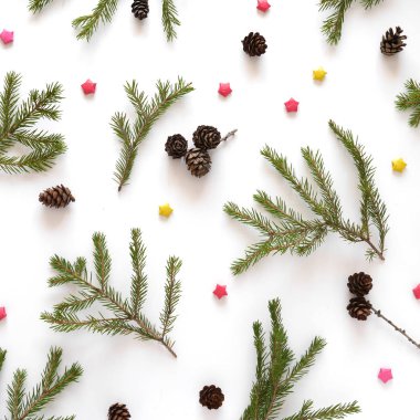 Çam dalları, topları, koni ve kağıt yıldızlar Noel kompozisyonu