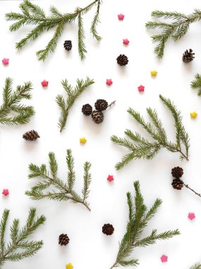 Çam dalları, topları, koni ve kağıt yıldızlar Noel kompozisyonu