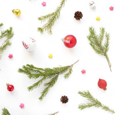 Çam dalları, topları, koni ve kağıt yıldızlar Noel kompozisyonu