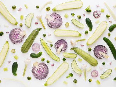 Salatalık, kabakları, kırmızı lahana, soğan ve sarımsak ampul beyaz arka plan üzerinde kompozisyon