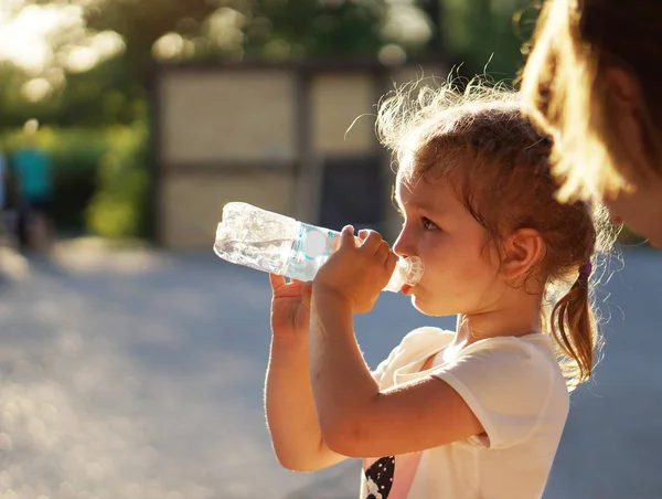 Loira Menina Pré Escolar Beber Água Fora Garrafa Quintal — Fotografia de Stock