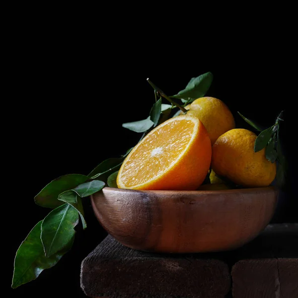 Bodegón Composición Mitad Naranja Mandarinas Sobre Fondo Oscuro — Foto de Stock