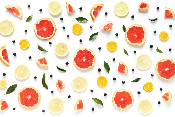 緑の葉 柑橘系の果物のスライスの構成 — ストック写真