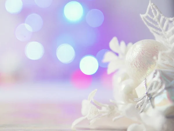 圣诞树装饰与散模糊的灯光从火炬花环 — 图库照片