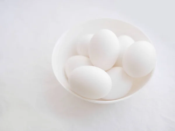 白い背景の上のボウルに卵の表示を閉じる — ストック写真