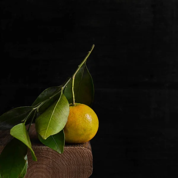 Bodegón Composición Mandarina Con Hojas Sobre Fondo Oscuro — Foto de Stock