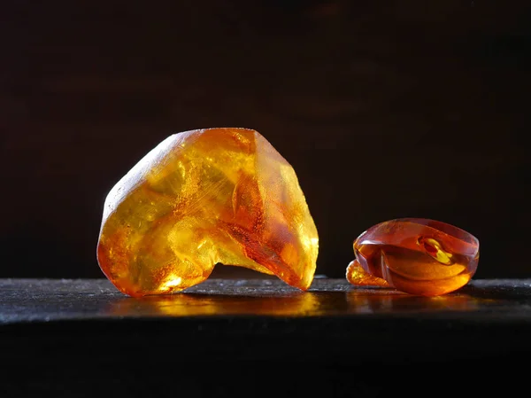 Bright Untreated Amber Stones Wooden Background Backlit Backlight — Stock Photo, Image