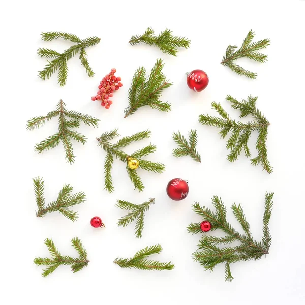 Tannenzweige Mit Eberesche Kugeln Isoliert Auf Weißem Hintergrund — Stockfoto