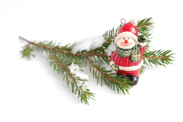 白色背景红色雪人装饰的冷杉树枝 — 图库照片