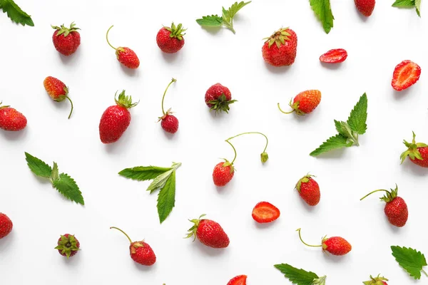 Çilek ve beyaz arka plan üzerinde izole yaprakları Gıda kompozisyonu