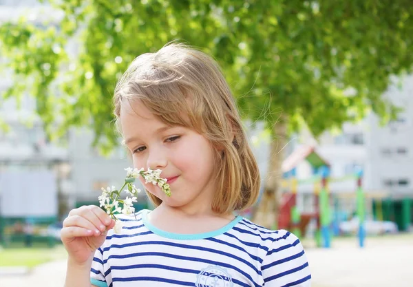 Menina Pré Escolar Cheirando Flores Brancas Florescendo — Fotografia de Stock