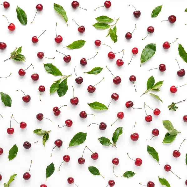 Çilek ve beyaz arka plan üzerinde izole yaprakları Gıda kompozisyonu