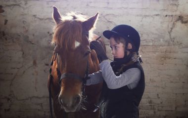 Genç kız zımba at at başlığı üzerinde kontrol