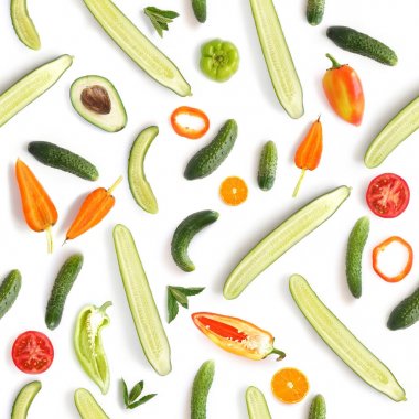 Taze domates, biber, avokado, salatalık ve beyaz arka plan üzerinde üstten görünüm izole yeşil fesleğen, seamless modeli