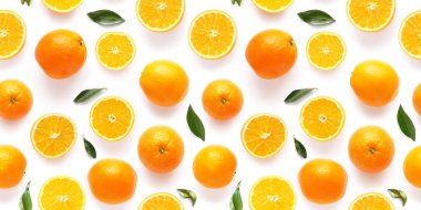 Beyaz arka plan üzerinde yaprakları ile bütünleşmiş ve dilimlenmiş portakal görünümü