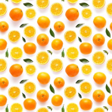 Beyaz arka plan üzerinde yaprakları ile bütünleşmiş ve dilimlenmiş portakal görünümü