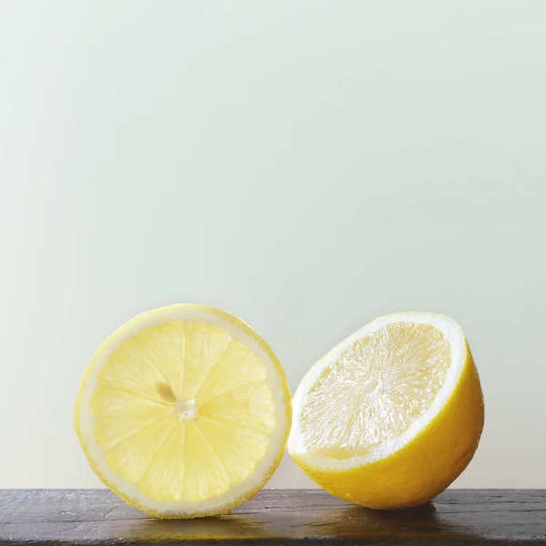 Лимонные Ломтики Деревянной Поверхности Сером Фоне Минималистичный Продовольственный Фон — стоковое фото