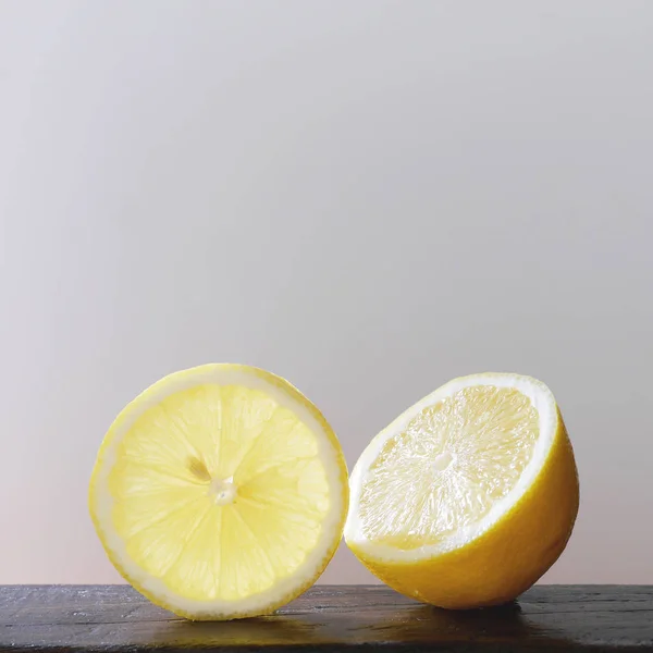 Лимонные Ломтики Деревянной Поверхности Сером Фоне Минималистичный Продовольственный Фон — стоковое фото
