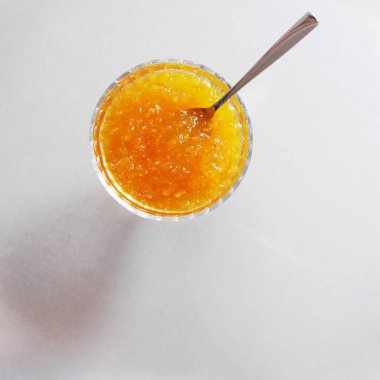 Cam çay kase gri arka plan üzerinde taze limon lor 