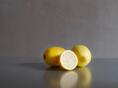 Gri zemin üzerine sarı limon