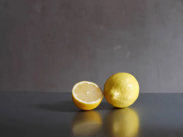 Limones Amarillos Sobre Fondo Gris — Foto de Stock