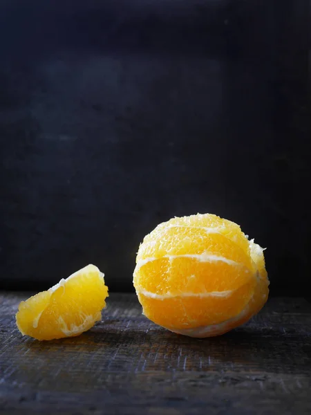 Naranja Pelado Sobre Superficie Madera Oscura — Foto de Stock