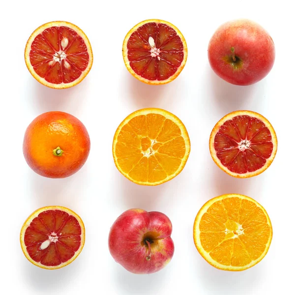 フラットは 白で隔離の異なる色合いとカット オレンジ ブラッド オレンジ リンゴのレイアウト — ストック写真