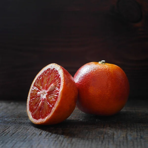 Нарежьте Кровавые Апельсины Темном Деревянном Столе — стоковое фото