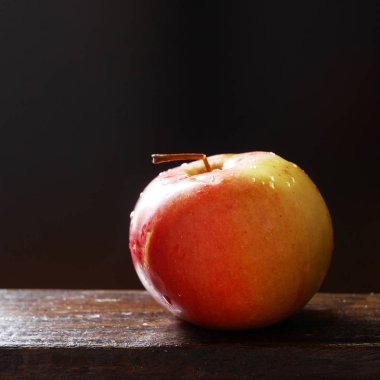 ahşap masa üzerinde çiy ile taze elma düşer 