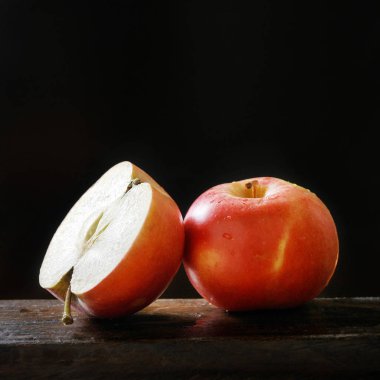 kopya alanı ile ahşap masa üzerinde ham kesilmiş elma