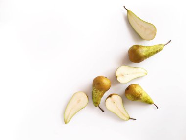 Yeşil armut kopya alanı ile beyaz arka plan üzerinde izole bileşimi. Üstten Görünüm, düz yatıyordu.