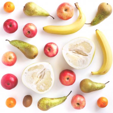 İzole bir beyaz arka plan, düz düzen, üstten görünüm taze meyve deseni. Kompozisyon pomelo, armut, elma, muz, kivi.