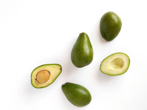 Avocado Een Witte Achtergrond Bovenaanzicht Geïsoleerd Plat Leggen — Stockfoto
