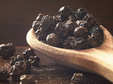 Karabiber tahta kaşık ve ahşap masa Görünümü Kapat