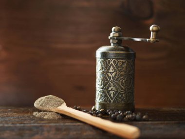 Vintage karabiber öğütücüsü baharat ahşap tablo