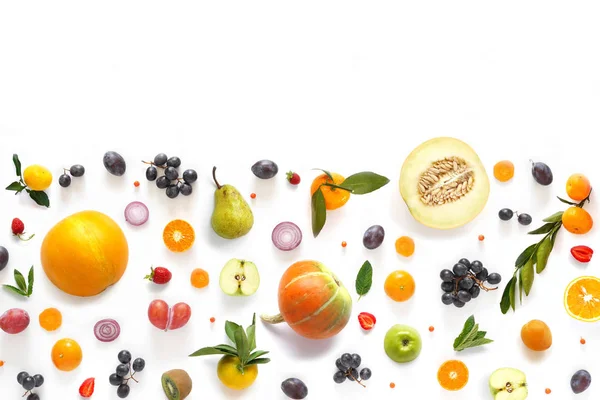 Beyaz arka planda izole edilmiş çeşitli sebzeler ve meyveler, üst manzara, düz düzen. Sağlıklı beslenme anlayışı, yemek geçmişi. Metin için alanı olan sebze çerçevesi