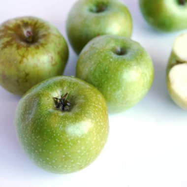 Yeşil elma izole beyaz arka plan, üstten görünüm, düz düzen.