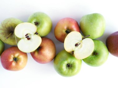 Yeşil ve Kırmızı elma izole beyaz arka plan, üstten görünüm, düz düzen.