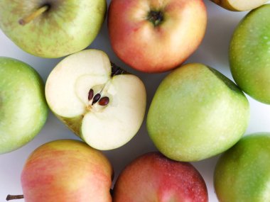 Yeşil ve Kırmızı elma izole beyaz arka plan, üstten görünüm, düz düzen.