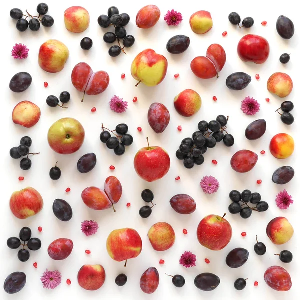 新鮮な果物のクローズ アップ写真はリンゴとプラムの白いテーブルの背景に設定 — ストック写真