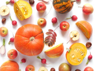 kabak, elma ve beyaz arka plan üzerinde izole renkli yaprakları sonbahar dizi yakın çekim fotoğraf