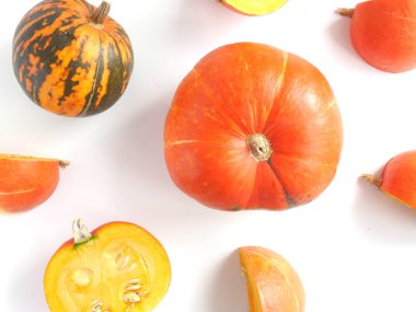 renkli balkabağı beyaz arka plan üzerinde izole sonbahar dizi yakın çekim fotoğraf