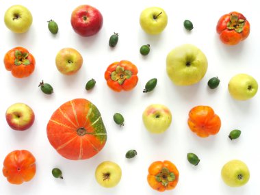 sonbahar dizi kabak ve elma beyaz arka plan üzerinde izole yakın çekim fotoğraf