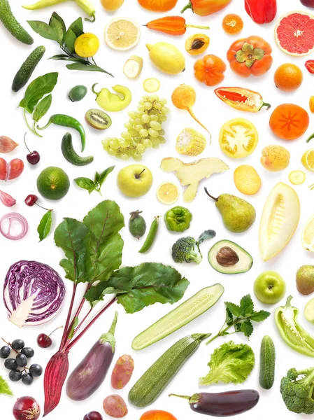 新鮮な果物や野菜のクローズ アップ写真が白いテーブル背景に虹色の設定 — ストック写真