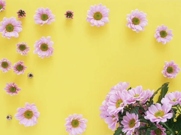 Fotografie Krásné Květy Růžové Květy Strukturovaného Vzoru Žlutém Podkladu — Stock fotografie
